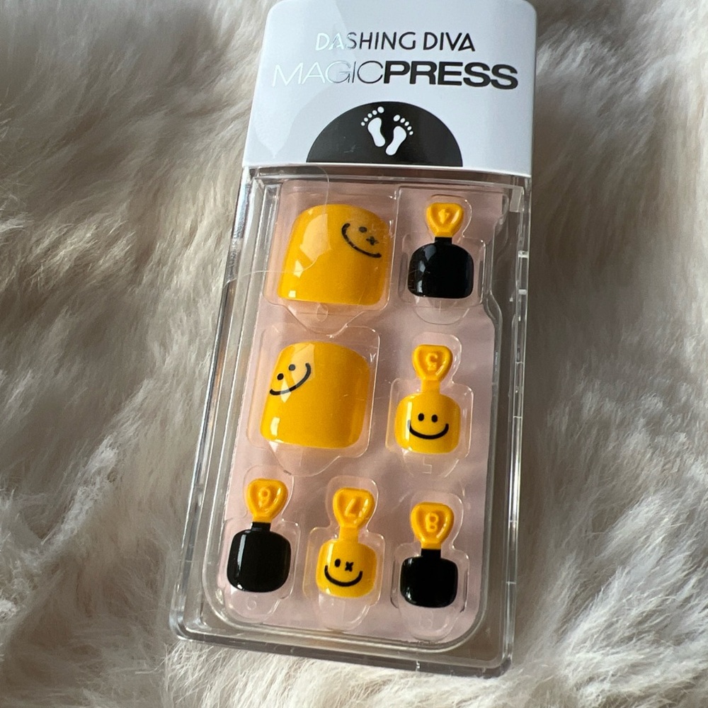 Dashing Diva MagicPress Smiley Yellow and Black Press-on Toe Nails